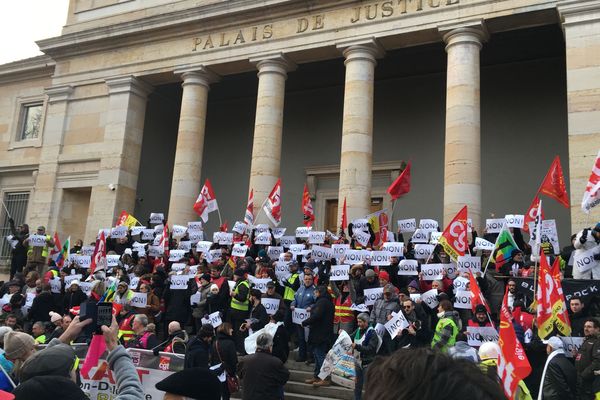 Manifestation contre la réforme des retraites devant le palais de justice de Chalon-sur-Saône vendredi 24 janvier 2020.