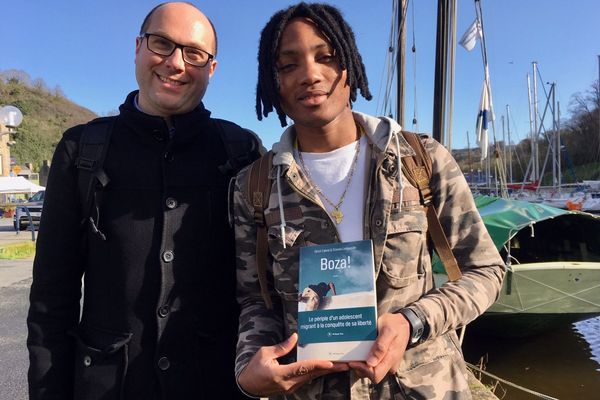 Etienne Longueville et Ulrich Cabrel ont co-écrit "Boza !"