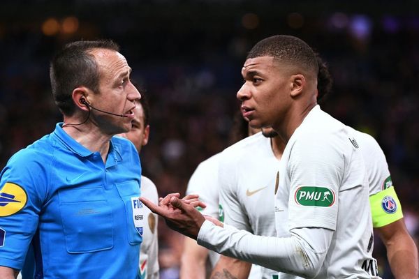 Kylian Mbappé, expulsé à la 119e minute après un tacle incontrôlé sur Damien Da Silva, face à Rennes en finale de la Coupe de France.