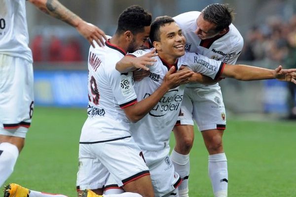 Carlos Edouardo, au centre, félicité par ses coéquipiers après avoir marqué un de ses cinq buts.