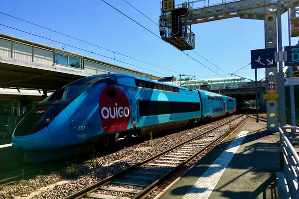 Un TGV Ouigo en gare d'Angers-Saint-Laud, bientôt rejoint par des Corails roses Ouigo Vitesse Classique entre Nantes et Paris-Austerlitz