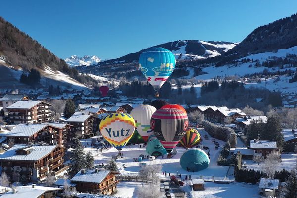 Les 33e Montgolfiades internationales de Praz-sur-Arly (Haute-Savoie) se déroulent ces 13 et 14 janvier 2024.