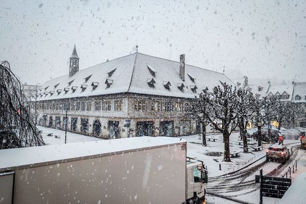 De gros flocons sont tombés dès le lever du jour à Montbéliard. 