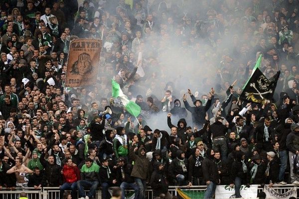 Tous les fumigénes n' ont pas été saisis par la police avant le match ...  