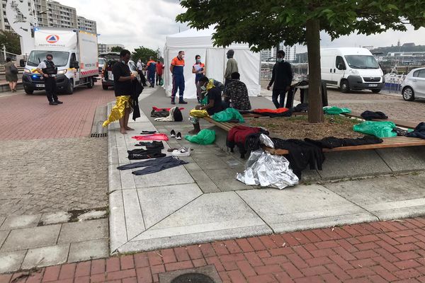 Une vingtaine de migrants, arrivés sur le bateau de la SNSM, ont été pris en charge par la protection civile dans le port de Boulogne-sur-Mer. Ils ont reçu des couvertures de survie et tentent de faire sécher leurs vêtements trempés. Juin 2021