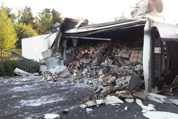 L'accident dans la nuit d'un camion de transport de produits laitiers coupe toujours l'autouroute A11.