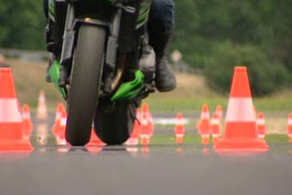 Sur le circuit d'Issoire, les novices apprennent des astuces, les plus anciens se rafraîchissent la mémoire.