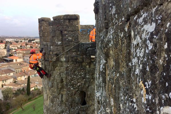 Carcassonne - les cordistes nettoient les remparts de la Cité médiévale - janvier 2018.