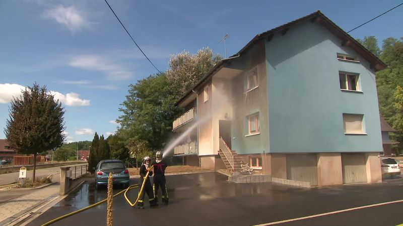 Cette maison se trouve en face de la scierie. Elle a été noircie par la chaleur.