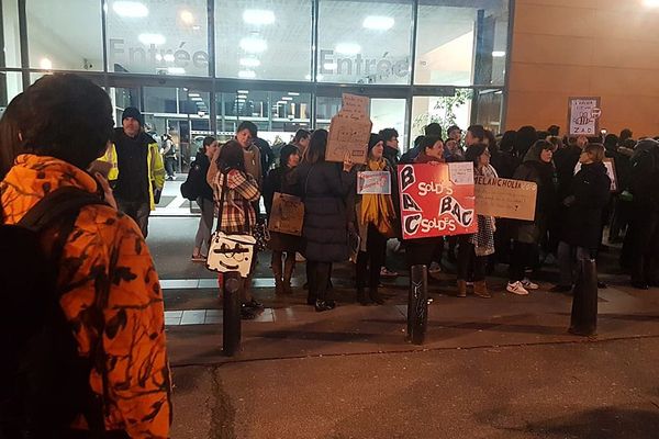 Une petite centaine de manifestants devant le lycée Malherbe ce jeudi matin.