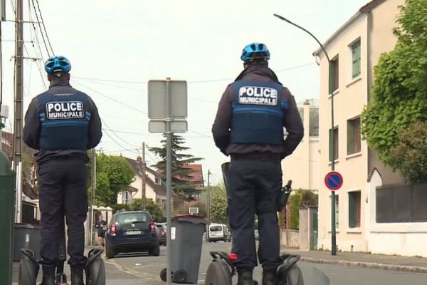 La police municipale en train de patrouiller dans les rues du Raincy. 