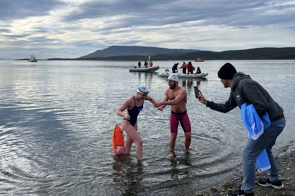 Marion Joffle sort des eaux froides du Beagle Channel et touche le sol argentin.