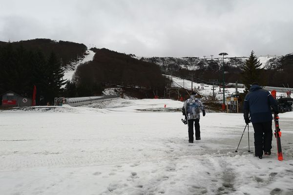 Quelques courageux ont bravé le froid pour skier à Super-Besse dimanche 16 décémbre.