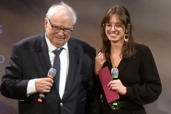 Sarah Nabet, en compagnie de Me Henri Leclerc qui vient de lui remettre le Grand prix de plaidoiries