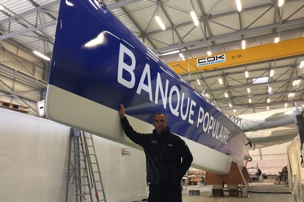 Armel Le Cléac'h sur le chantier de son futur maxi-trimaran 