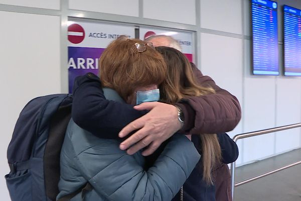 Nadiia Aleksandrova retrouve ses parents, sains et saufs, à l'aéroport de Beauvais, dans l'Oise.