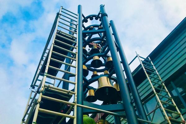 Ce carillon de 10 mètres de haut et composé de 34 cloches a été fabriqué dans les ateliers Voegelé de Koenigshoffen, près de Strasbourg.