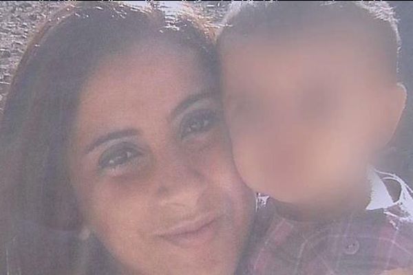 Cette jeune maman crie son désespoir de ne pouvoir retrouver sa fillette de 20 mois emmenée par son mari à la frontière turco-syrienne.