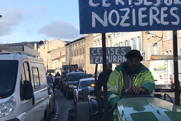 A l'appel de la FDSEA, des producteurs de cerise du nord-Ardèche réclament l'emploi de produits chimiques pour sauver leurs productions