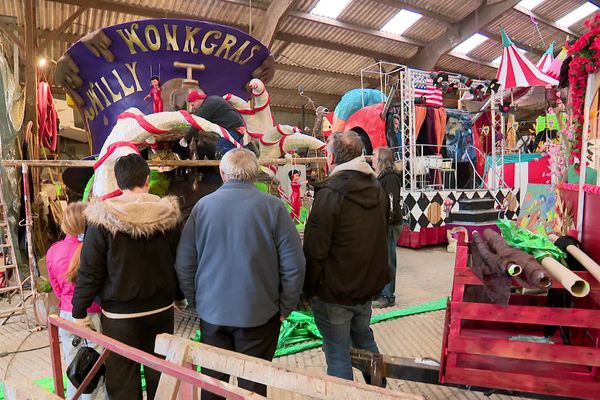 C'est l'effervescence dans ce hangar dans lequel sont préparés des chars pour les Gras de Douarnenez.