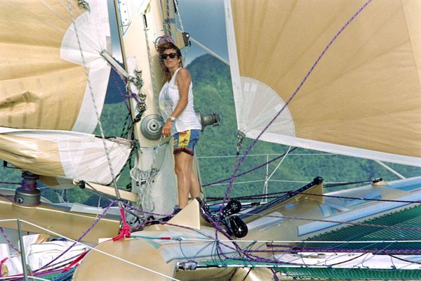 La navigatrice Florence Arthaud remporte la 4ème édition de la "Route du Rhum" sur son trimaran "Pierre 1er", le 18 novembre 1990 à Pointe-à-Pitre.