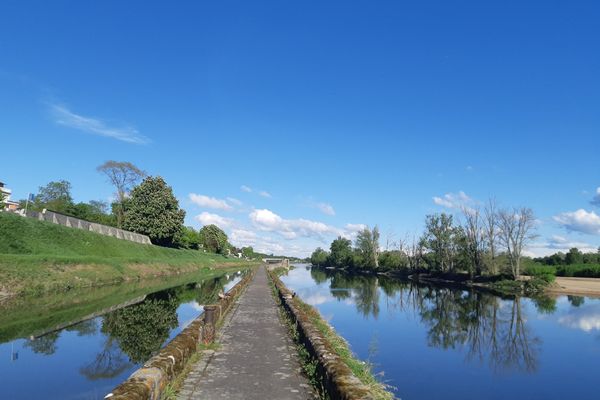 Le canal d'Orléans et sa digue à Saint-Jean-de-Braye.