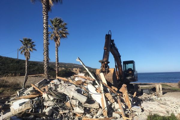 Démolition de la paillote Mara Beach à Calvi sur la presqu'île de la Revellata, lundi 14 janvier 2019.