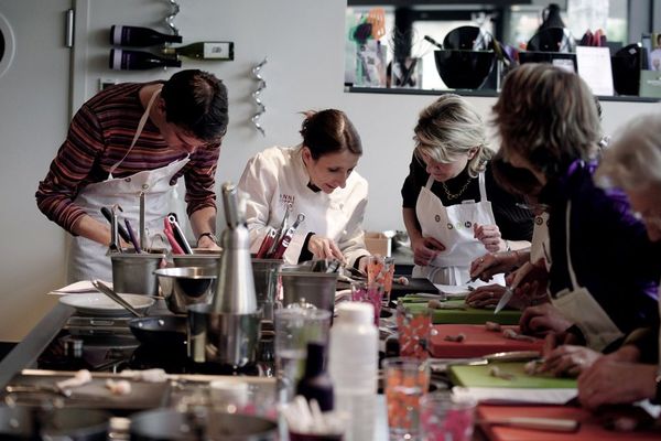 - Photo d'illustration - Anne-Sophie Pic dévoile ses secrets de chef à quelques "amateurs avertis" dans son école Scook, près de son restaurant de Valence, dans la Drôme.