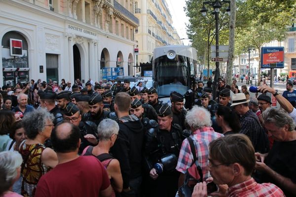 200 personnes se sont rassemblées cet après-midi devant le commissariat de Noailles. Elles réclament la libération d'un membre du collectif du 5 novembre, placé en garde à vue