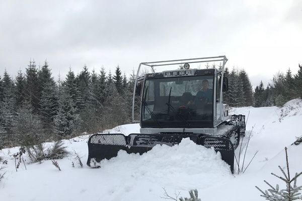 La dameuse est en action sur les hauteurs du Meygal en Haute-Loire. La majorité des pistes du domaines sont d'ores et déjà ouvertes depuis le 2 décembre. 