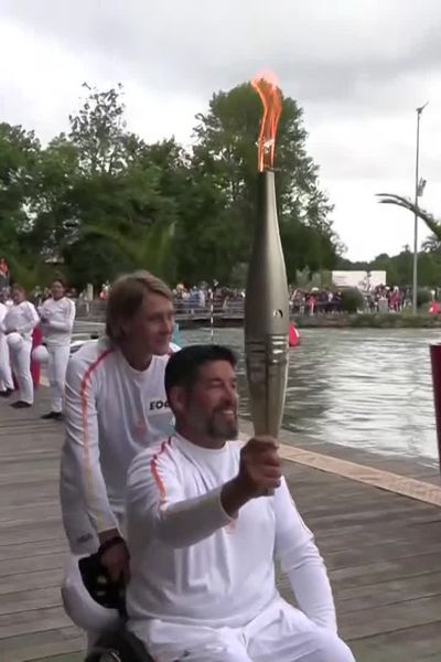 Arrivée de la flamme à Pau, autour du thème de l'eau et du canoë kayak. L'édition du journal ICI 19/20 est réalisée en direct du site à partir de 19 h 05.