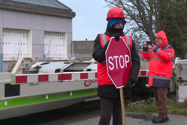 Un train d'essai a circulé sur la voie ferrée qui traverse Cherbourg-en-Cotentin (Manche), le 10 décembre 2024, à quelques mois de l'ouverture d'une ligne de fret ferroviaire entre la ville portuaire et Bayonne (Pyrénées-Atlantique).