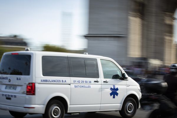 Une ambulance circulant dans les rues de Paris (illustration).