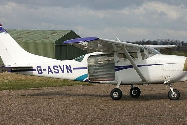 C'est un avion de ce type, un Cessna 206 équipé pour le largage de parachutistes, qui s'est écrasé samedi.