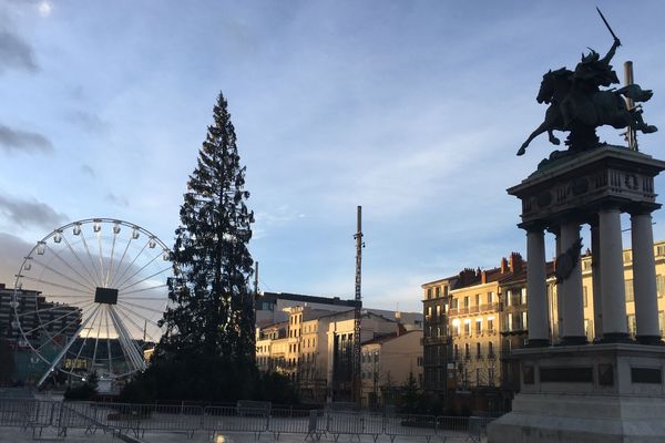 Premières lueurs sur la place de Jaude, l'heure des premières résolutions.