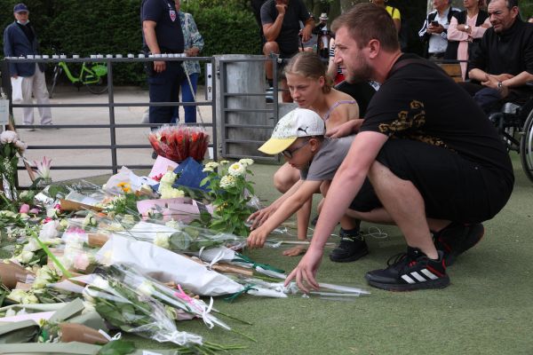 Rassemblement après l'attaque au couteau dans un jardin d'enfants sur le Paquier, le 8 juin 2023.