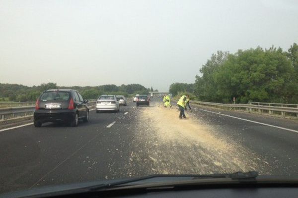 Ralentissements sur l'A9 entre Lunel (n°27) et Vendargues (n°28) après la perte du chargement d'un poids lourd - 13 mai 2015