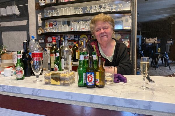 Depuis 1958, Gisèle dirige le café le " Saint-Eloi" à Houtkerque dans le Nord, village situé à la frontière Belge.