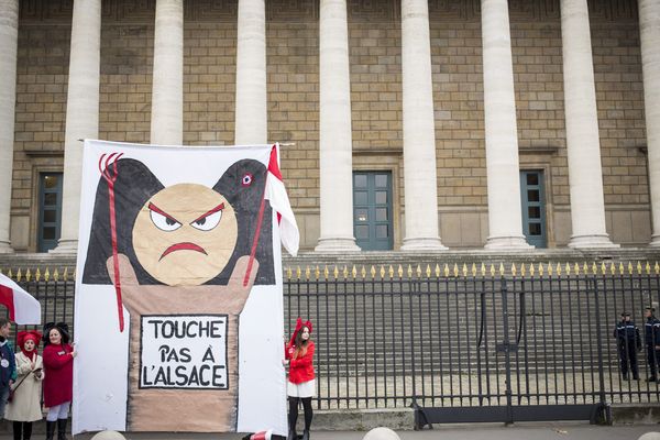 Devant l'Assemblée nationale, en novembre 2014. Plusieurs élus alsaciens manifestaient contre la fusion de l Alsace avec la Lorraine et la Champagne Ardenne à l'occasion du 97 congres des maires de France.