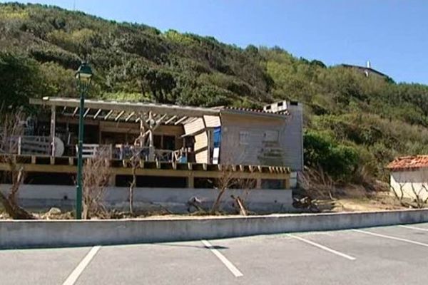 Un restaurant du front de mer de Guéthary en cours de reconstruction.