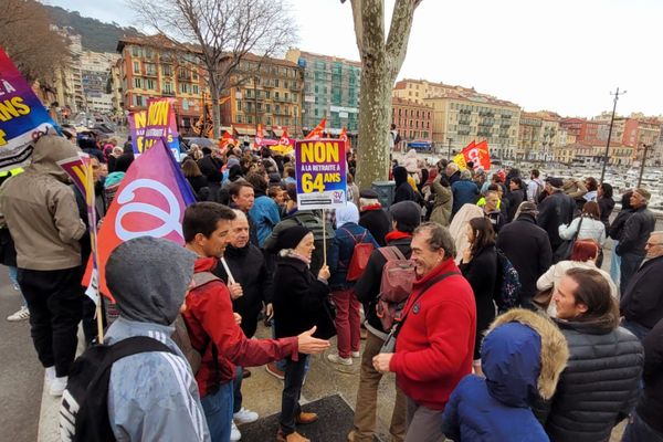 Les manifestants se sont donnés rendez-vous place Île de beauté à Nice, à proximité de la permanence d'Eric Ciotti.