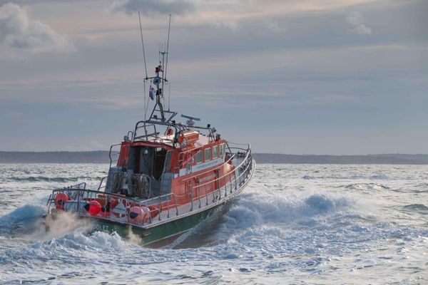 Le canot tous temps de la station SNSM de Goury (Manche) se retire après 35 ans de bons et loyaux services. La Mona Rigolet est "une vieille dame à qui on a confié nos vies"