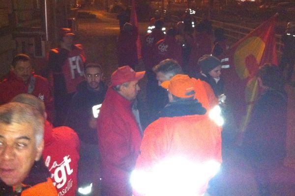 Blocage Gare d'Ebange par intersyndicale FO-CGT-CFDT d'ArcelorMittal Florange mardi 8 janvier 2013 en soirée