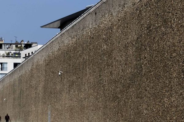 L’un des murs bordant la prison de la Santé, à Paris.