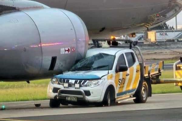 Les images de la voiture encastrée sous le moteur n°2 de l'avion, laissant le pare-brise de l'utilitaire brisé, sont impressionnantes.