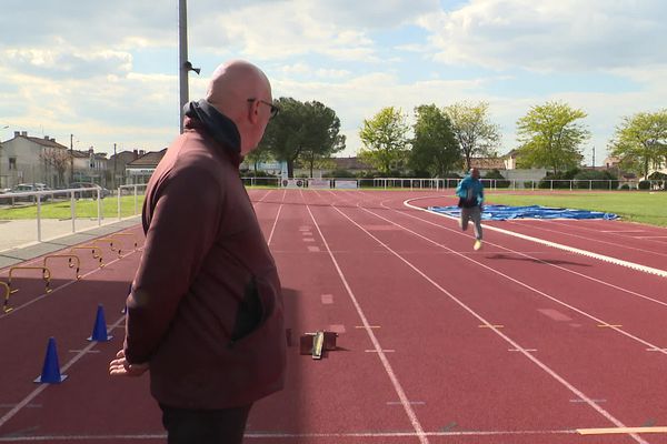 Des athlètes originaires de Gambie, du Sénégal et des Comores s'entraînent deux fois par semaine au stade d’athlétisme de Cognac pour préparer les Jeux Olympiques. Le département de la Charente bénéficie du label Terre de jeux 2024, ce qui permet de mettre à disposition certains équipements sportifs pour des athlètes étrangers.