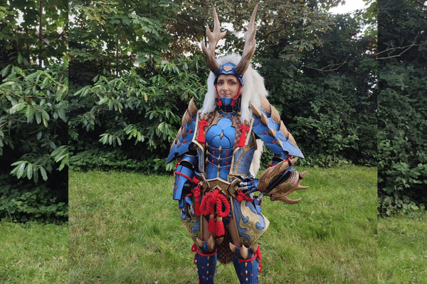 Cos-me-Ven dans son armure Azure Starlord issue du monde de Monster Hunter