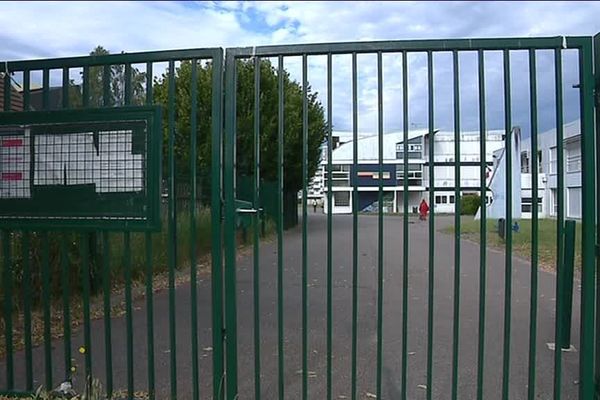 Le grille du collège Pablo Neruda à Evreux