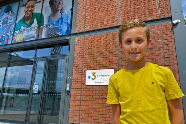 Louan, 13 ans, présentateur de journaux télévisés, devant l'entrée de la station régionale de France 3 Normandie à Rouen le 23 août 2021
