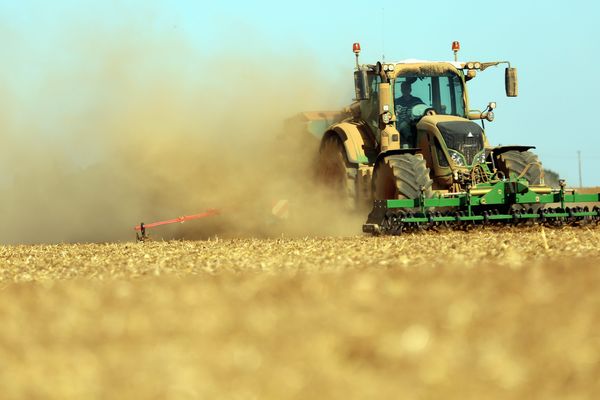 Un agriculteur de la Beauce sème du colza (septembre 2016)